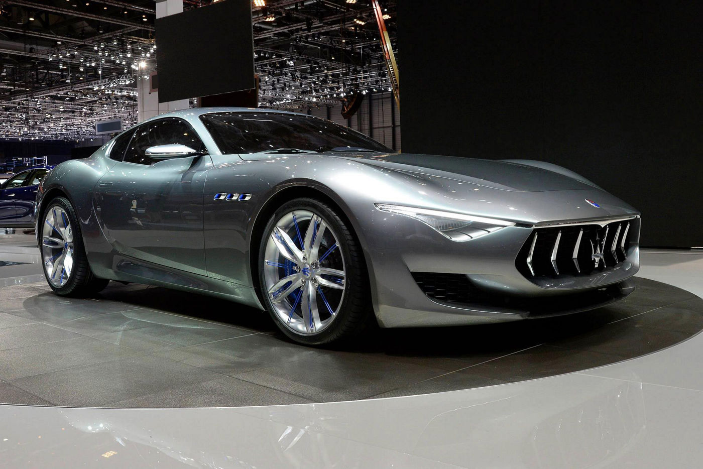 Maserati Alfieri Concept Car in esposizione, vista laterale frontale