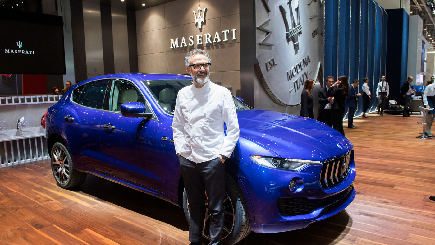 Maserati Levante azul y Massimo Bottura