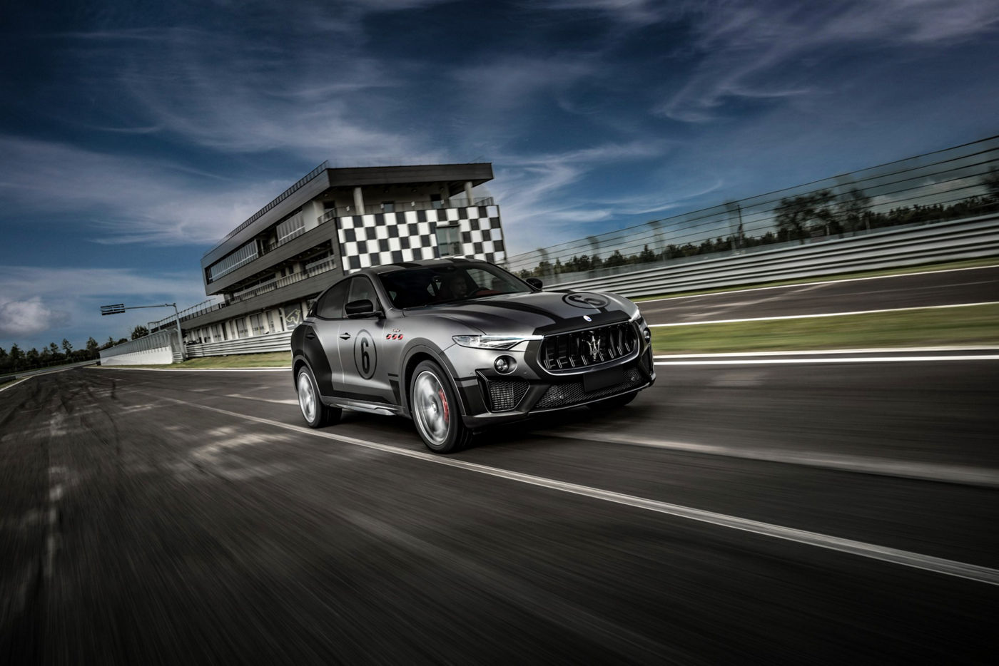 SUV gris Maserati Levante Trofeo en la pista