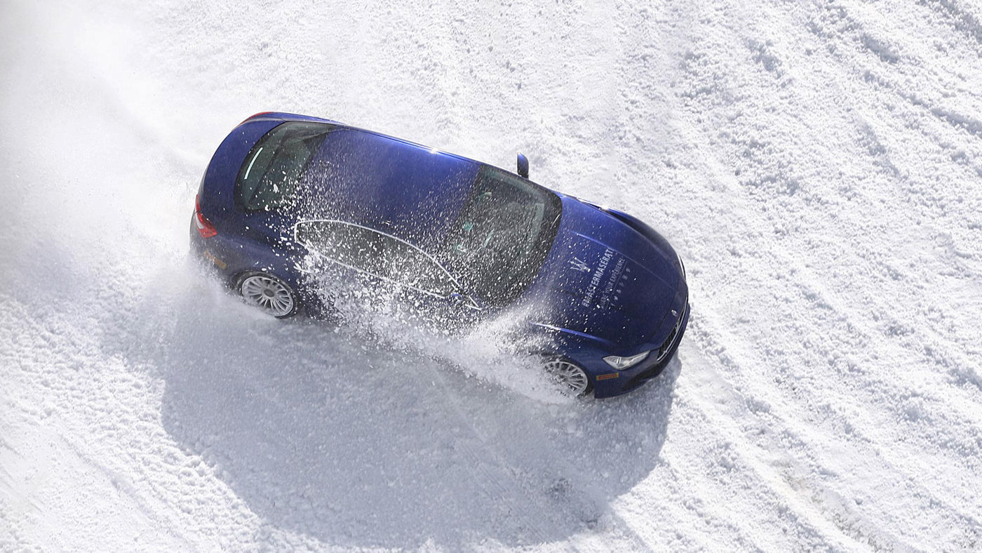 Vehículo Maserati sobre terreno cubierto de nieve