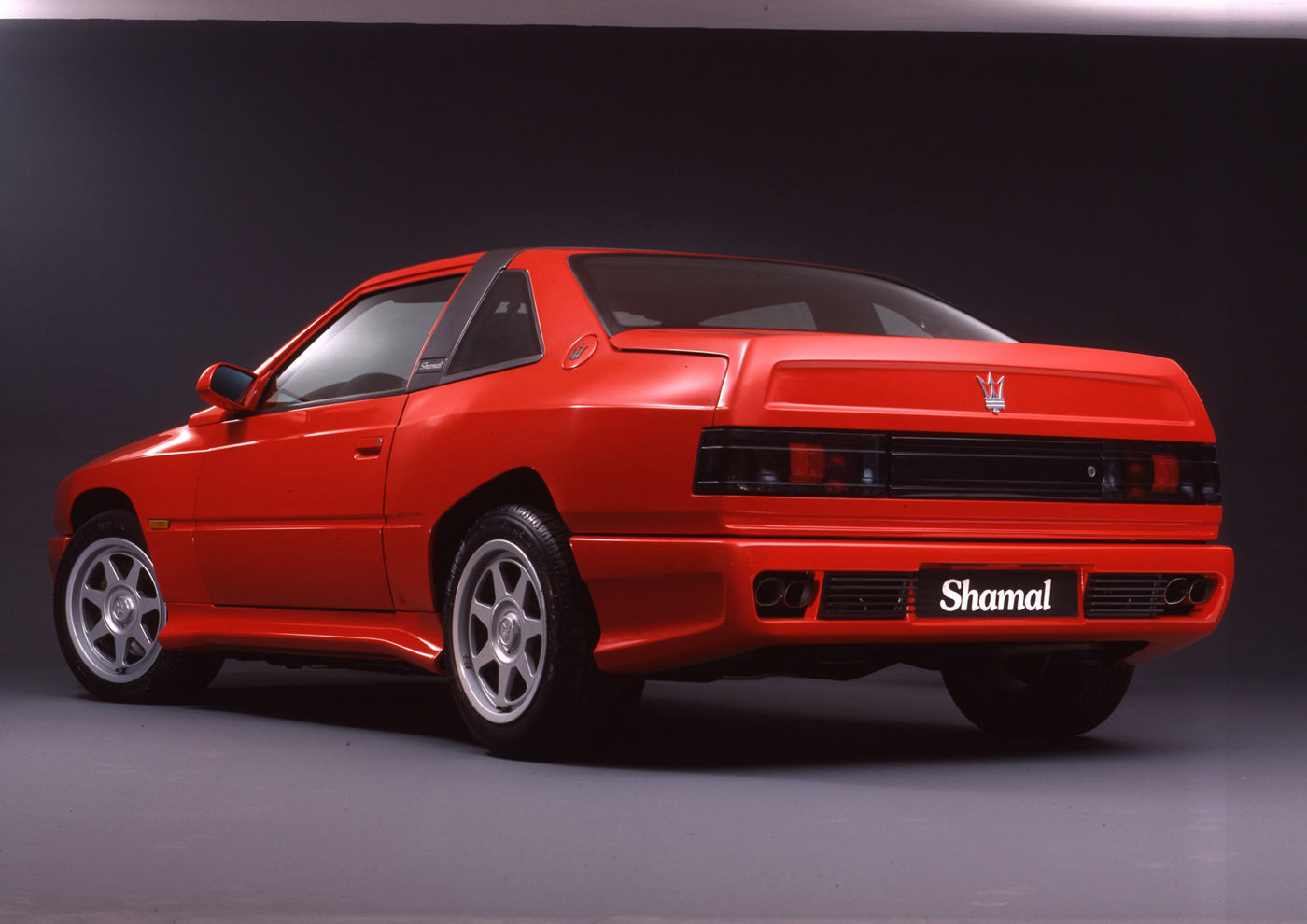 Maserati Classic - Biturbo Shamal - carrosserie rouge - vue latérale postérieure