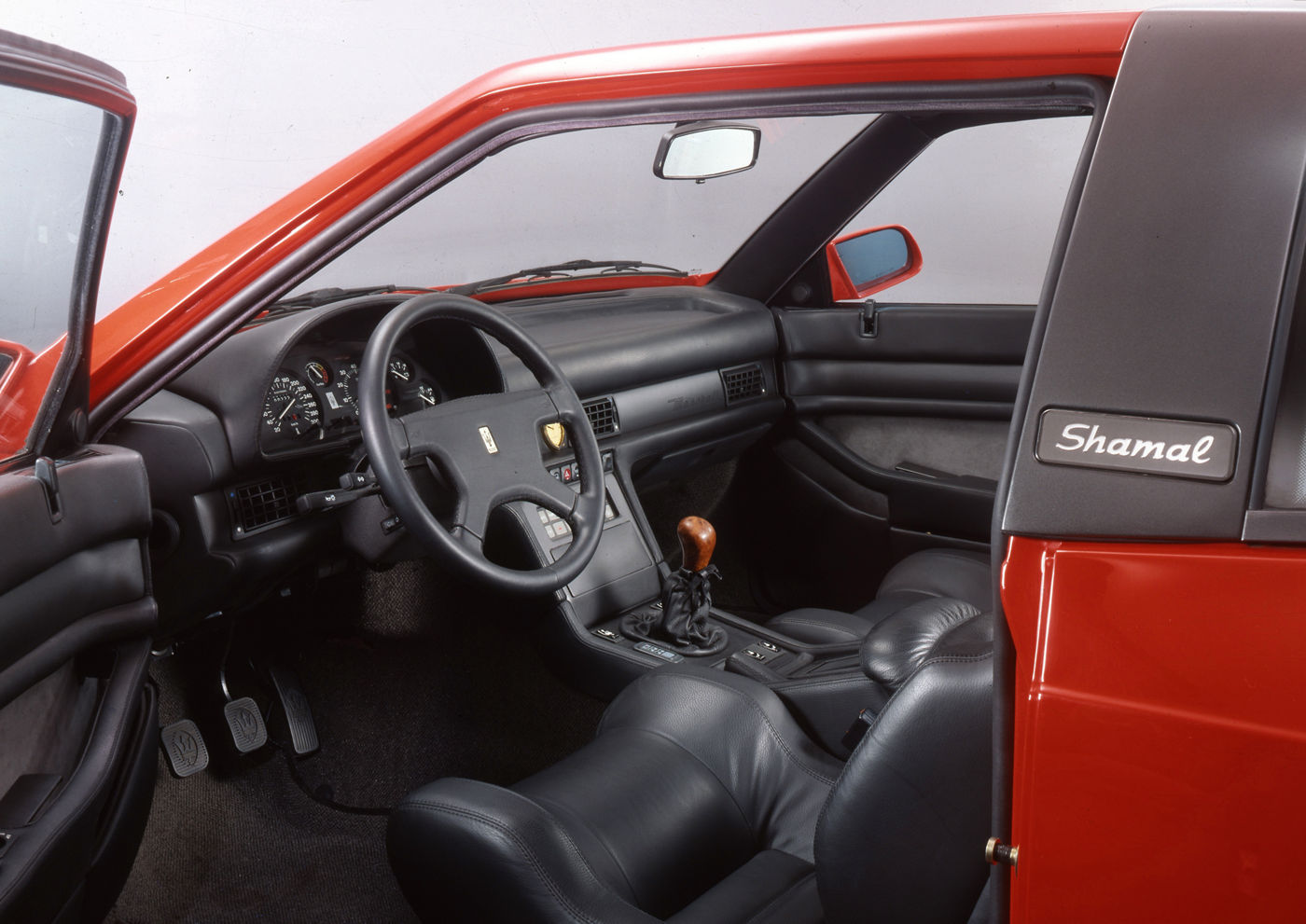Maserati Classic - Biturbo Shamal - carrosserie rouge - vue latérale - design intérieur