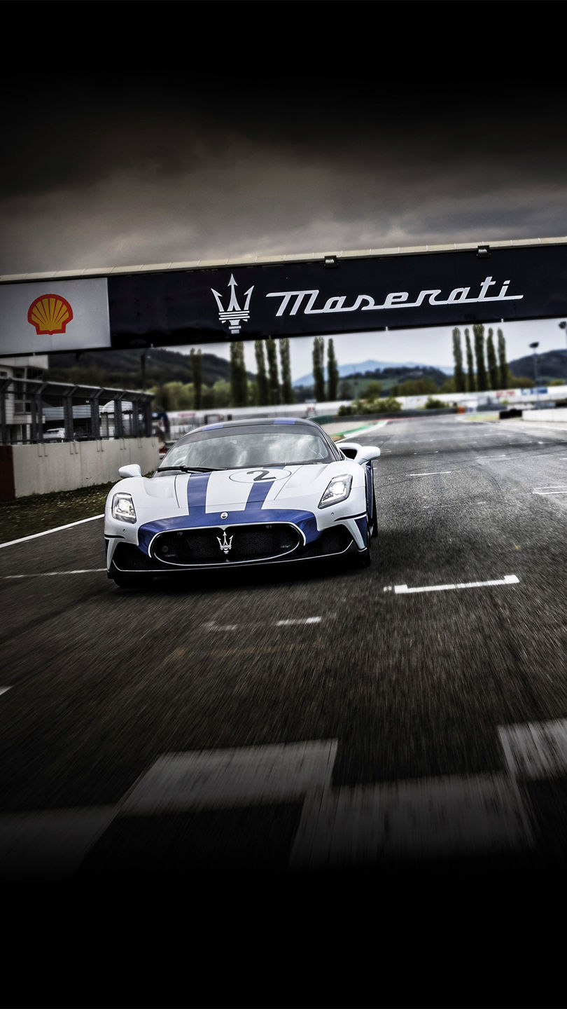 Un superdeportivo MC20 blanco y azul en un circuito de Maserati