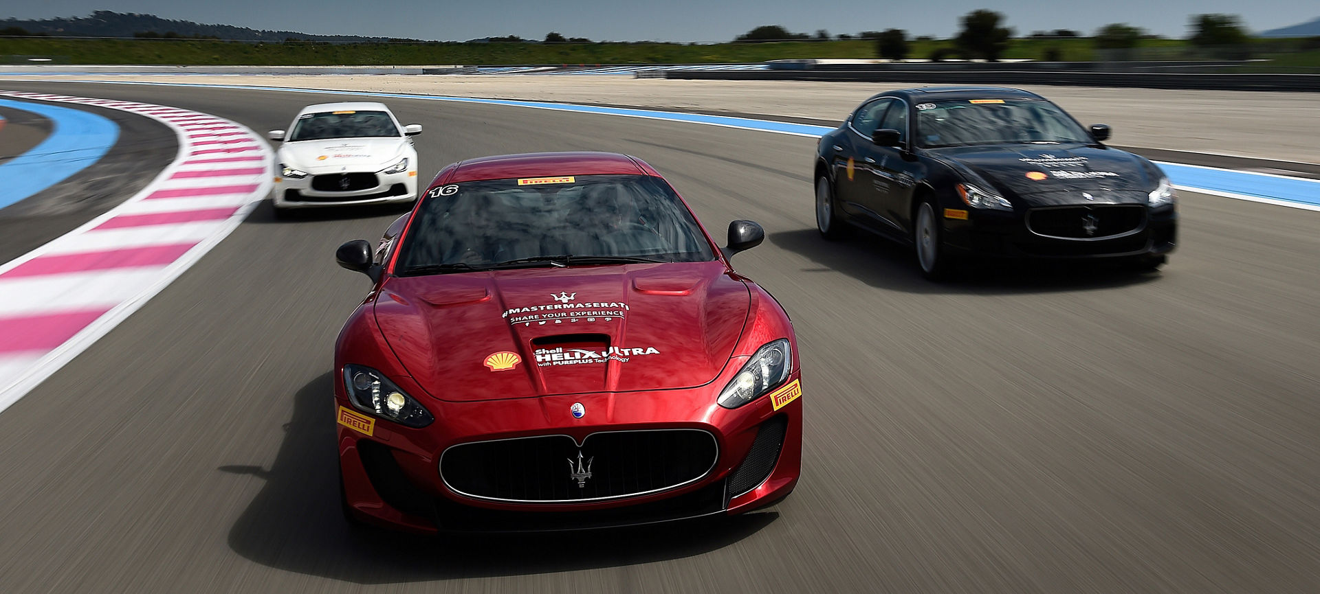 Vehículos Maserati compitiendo en pista
