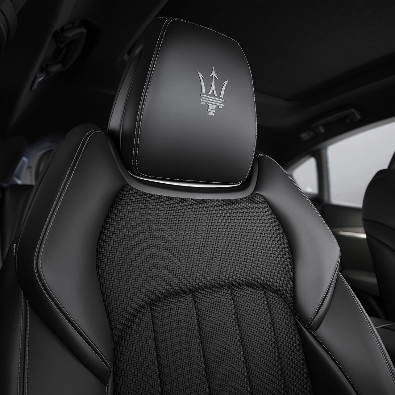Sedile interno di una Maserati con tridente sul poggiatesta
