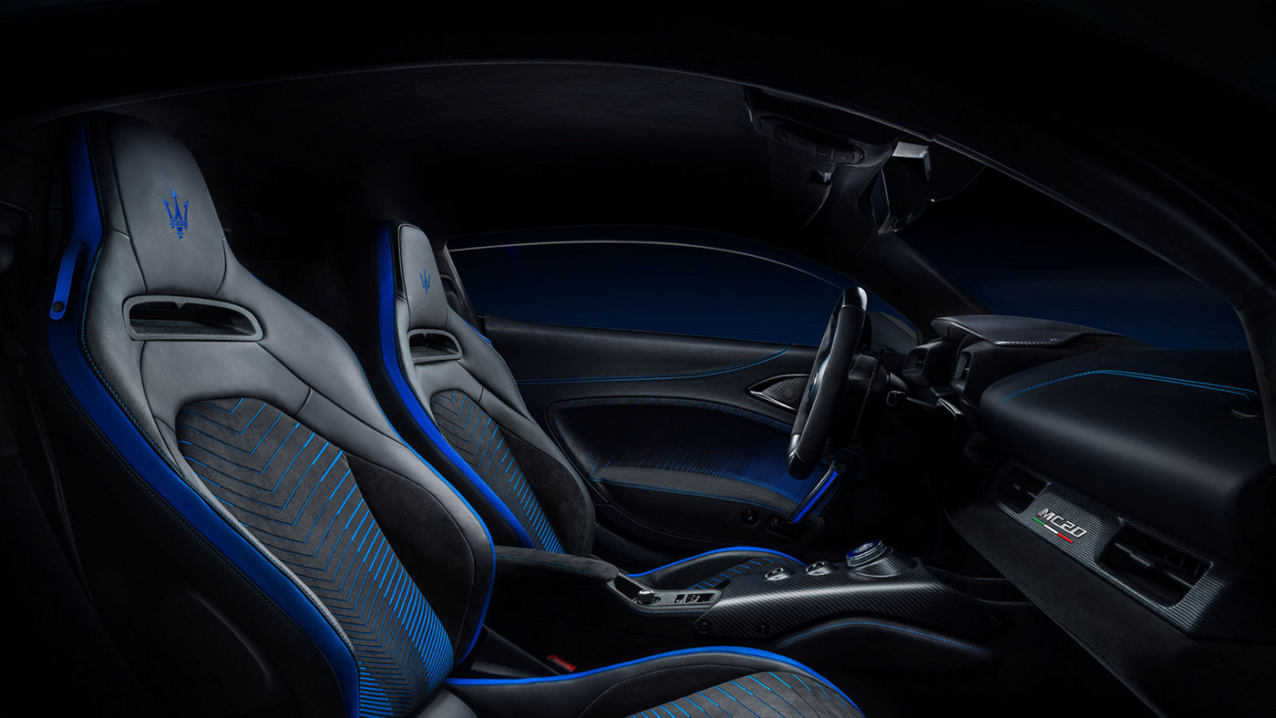 Innenraum Maserati MC20: Schwarz-blaue Ledersitze und Sonus faber Soundsystem