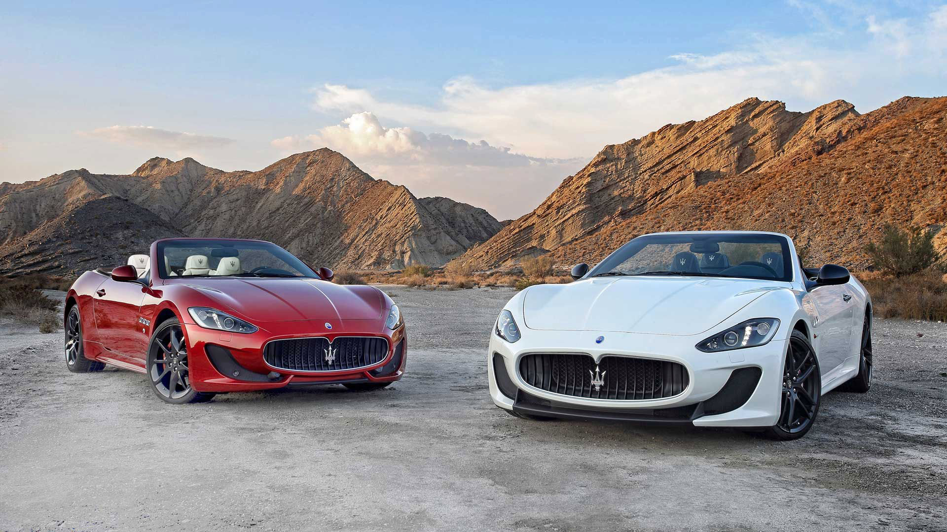 Dos descapotables Maserati en montaña
