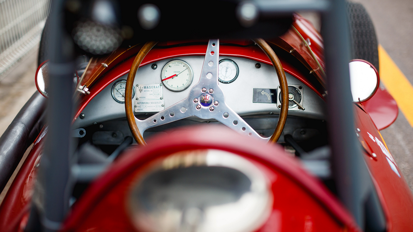 Nahaufnahme eines Maserati Oldtimers von der Perspektive des Fahrers