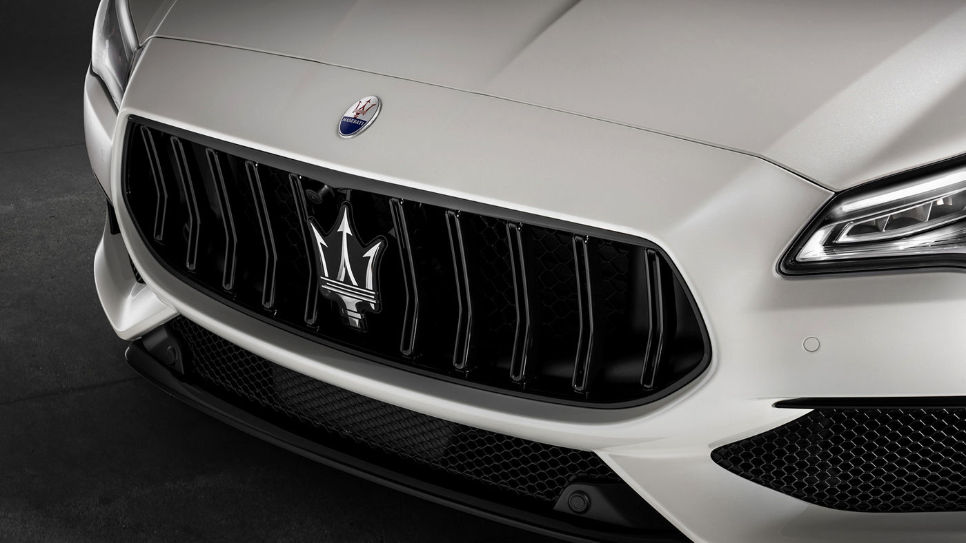 Logo del Tridente Maserati sulla griglia dell'auto