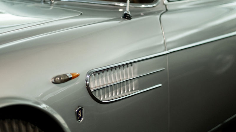 Dettaglio di parte anteriore sinistra di un'auto d'epoca Maserati