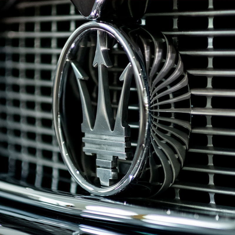 Maseratis Dreizack Logo am Kühlergrill, Nahaufnahme