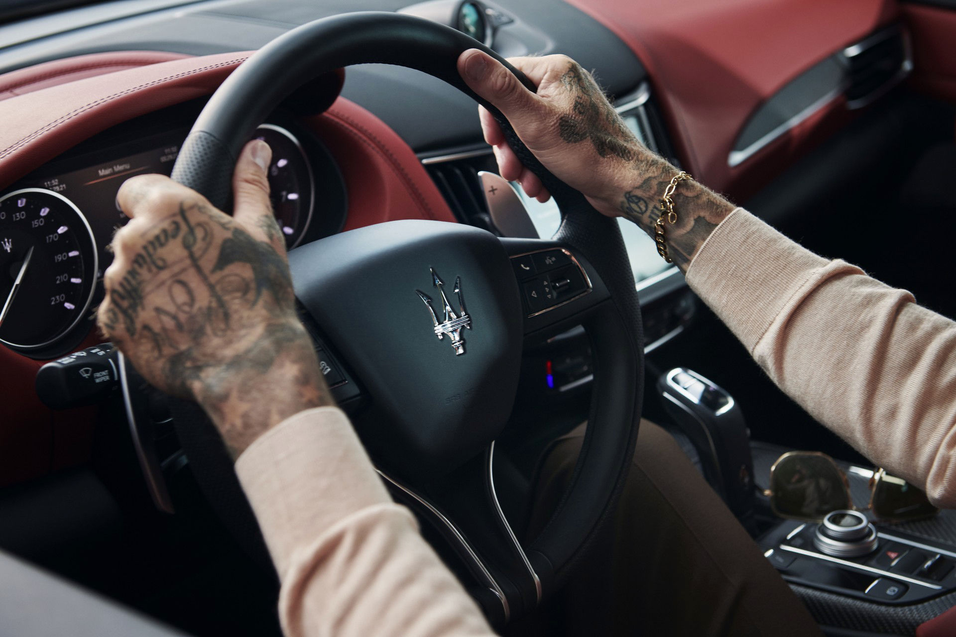 David Beckham sitzt am Steuer des Maserati Levante Trofeo