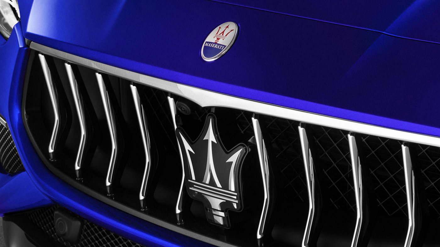 Parachoques Maserati Ghibli azul con logo