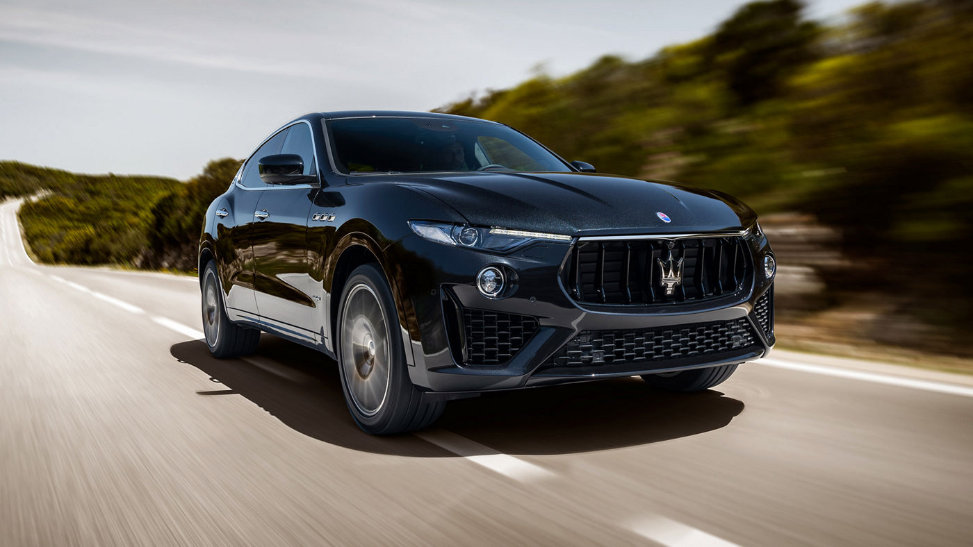 Maserati Levante en una calle cerca de árboles