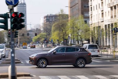 19479-MaseratiGrecaleGTBronzoOpaco1