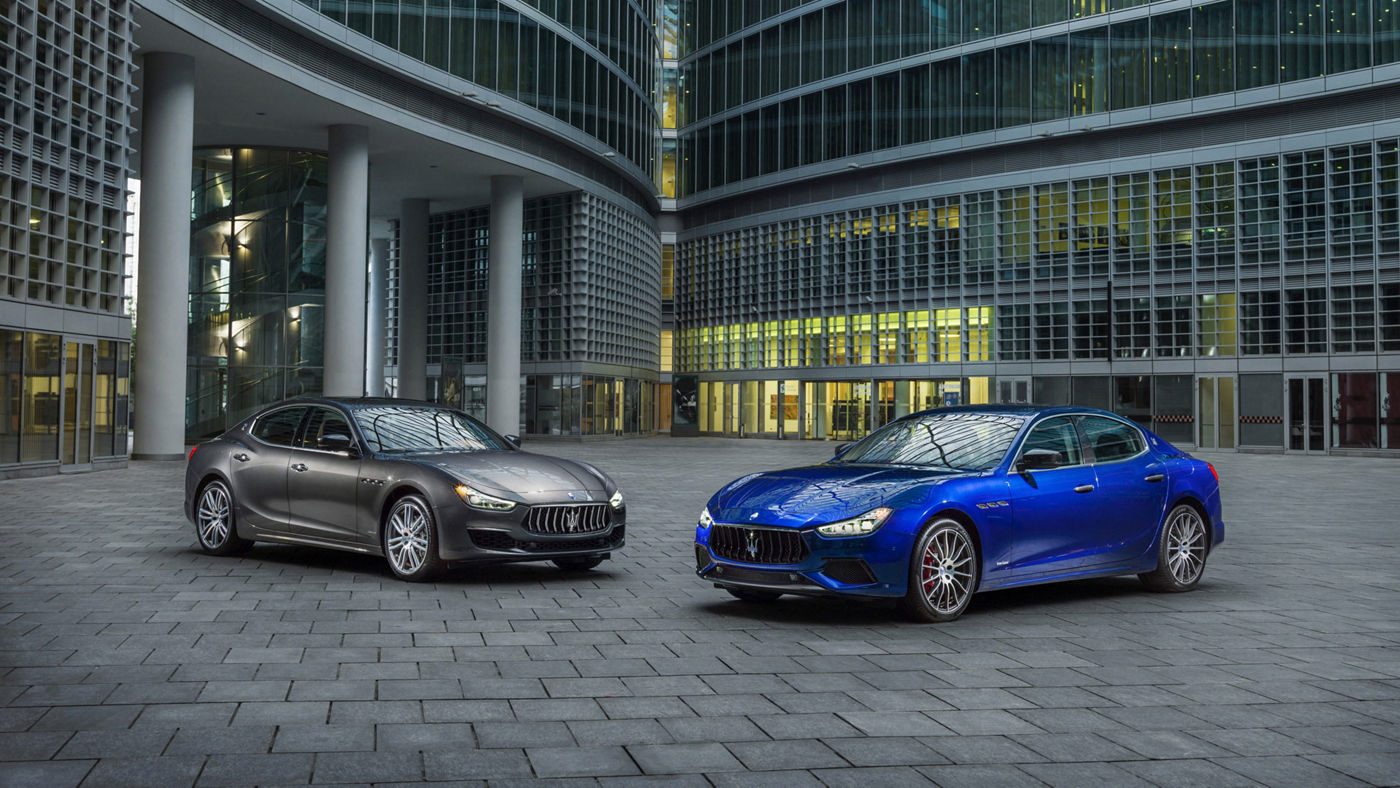 Maserati Ghibli - carrosserie bleue et carrosserie grise - vue frontale paysage urbain