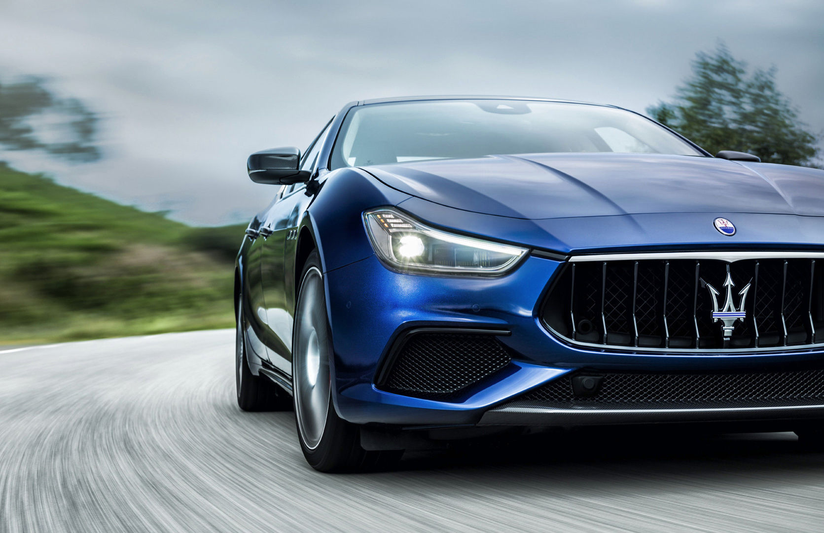 Maserati Ghibli GranSport - front view and lights, blue version