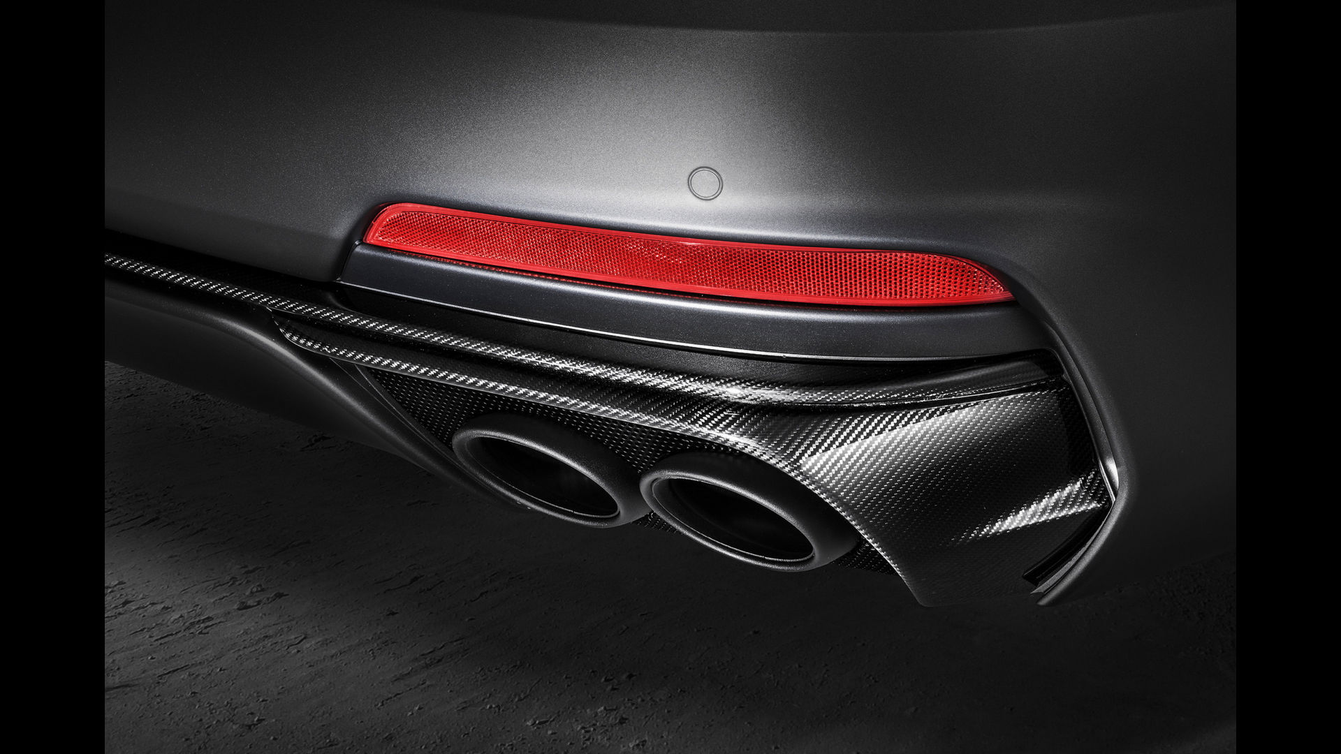 Maserati Levante Trofeo V8 - Carbon fiber weave exhaust pipe detail