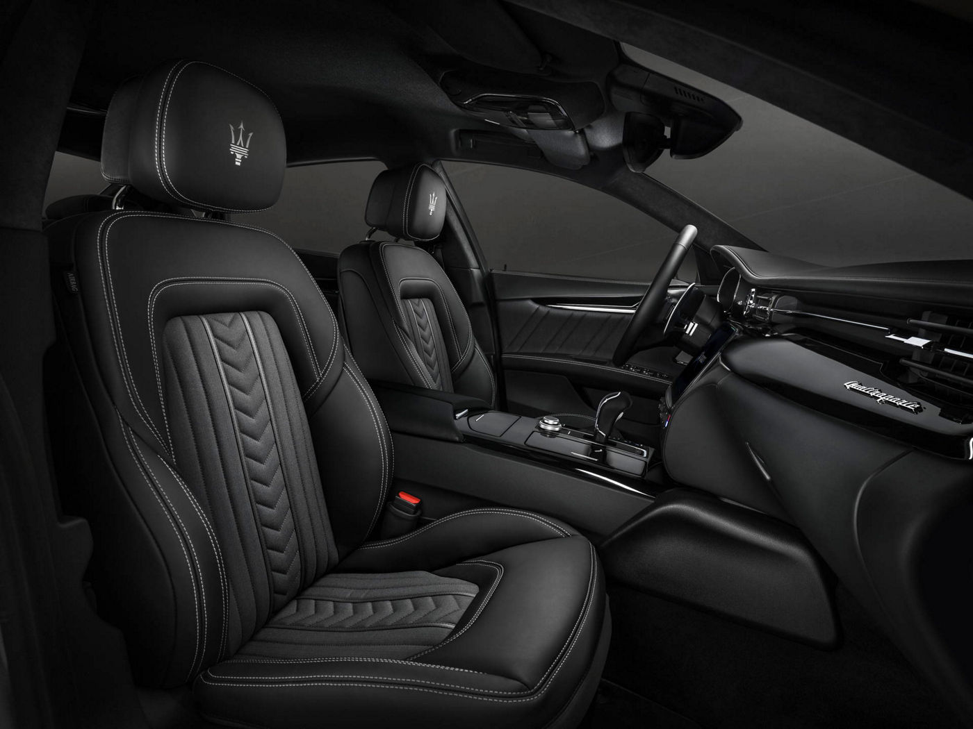 Seats black leather design details - Maserati Quattroporte GranLusso