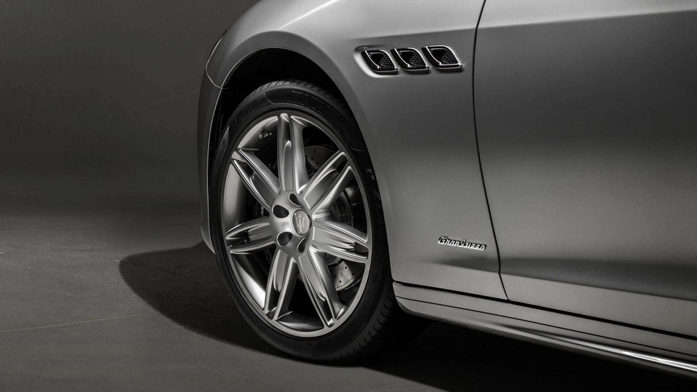 Maserati Quattroporte GranLusso - Side and wheel rim details from a grey version of the luxury saloon