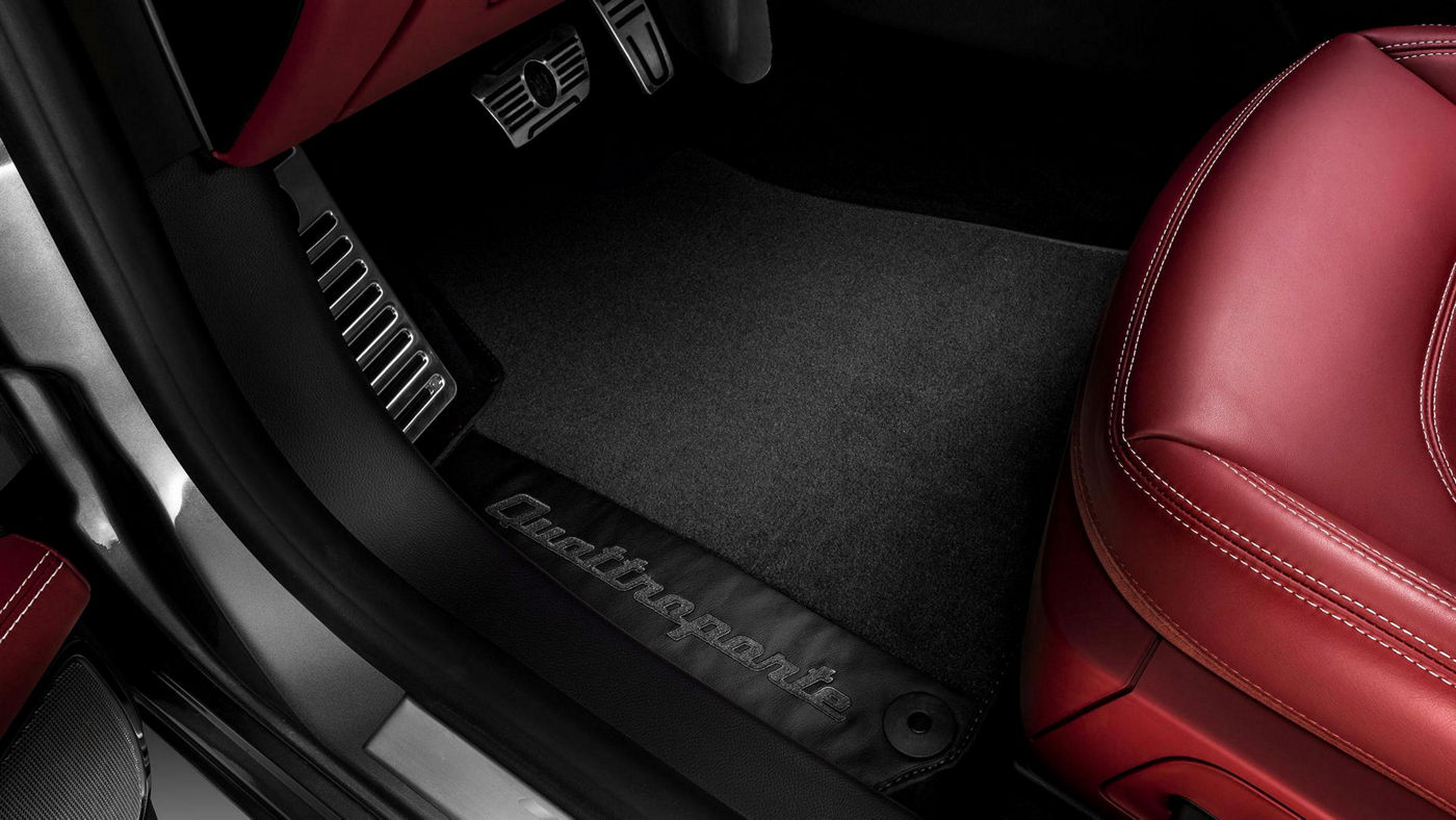 Maserati Quattroporte GranSport - red leather interiors and car mats details