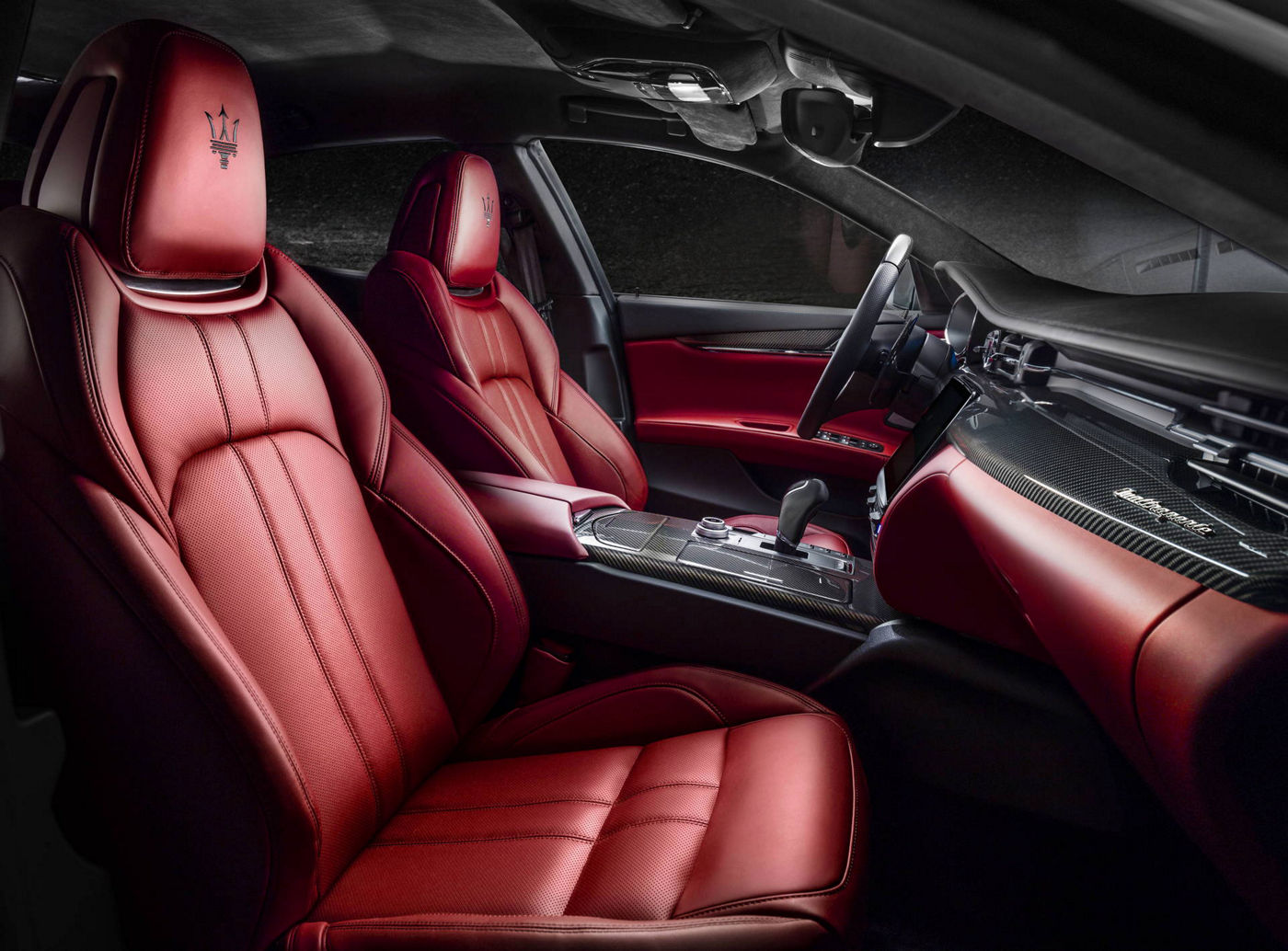 Red and black interiors of a Maserati Quattroporte: details for comfort in the luxury saloon