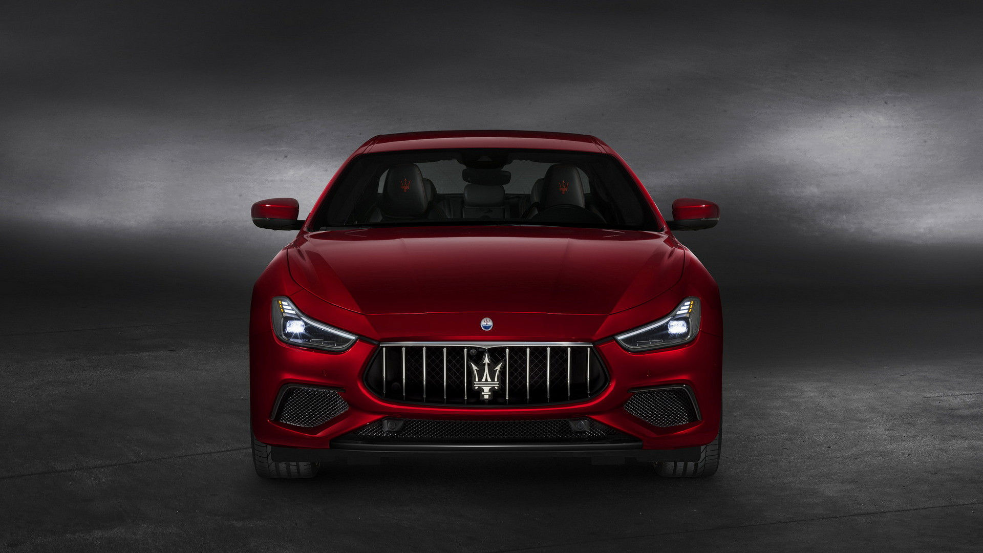Maserati Ghibli GranSport - the Saloon front view in Rosso color