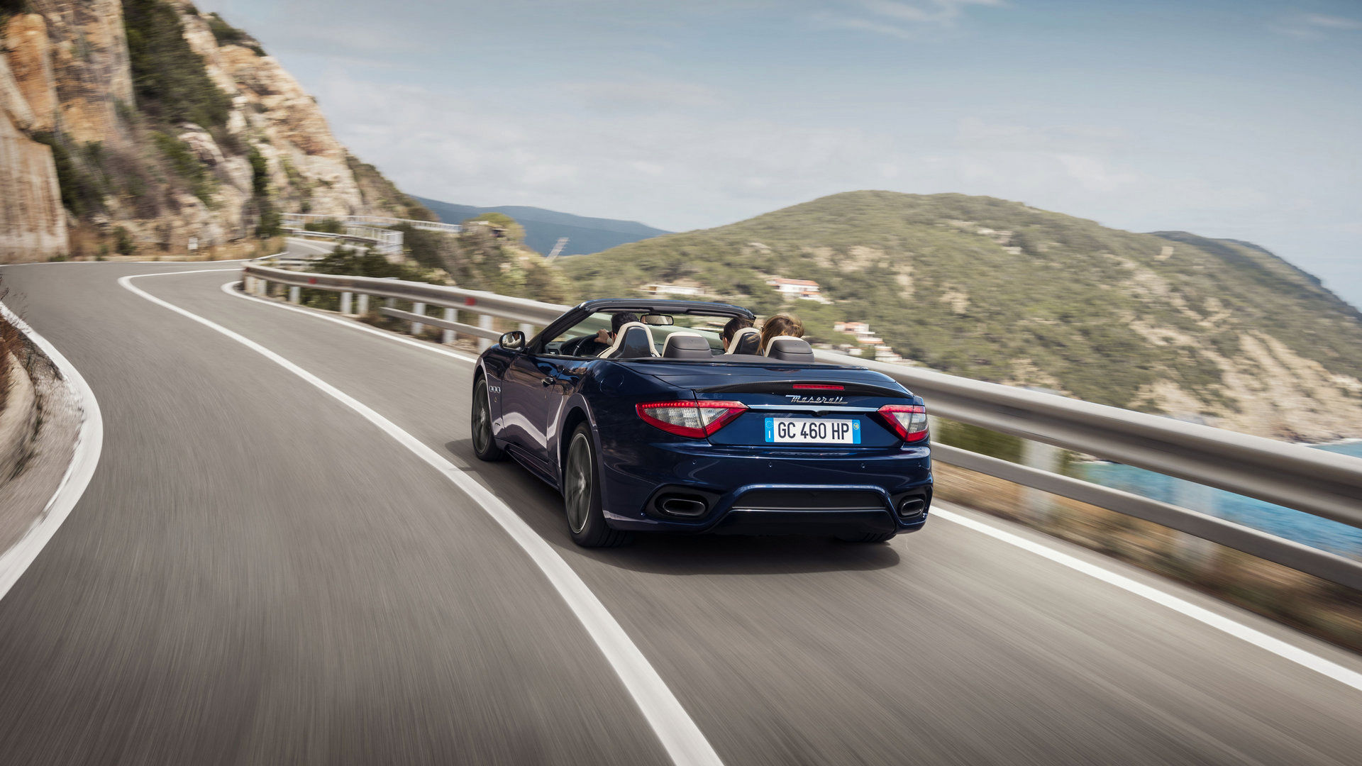 Maserati GranCabrio - in Fahrt - Berglandschaft im Hintergrund