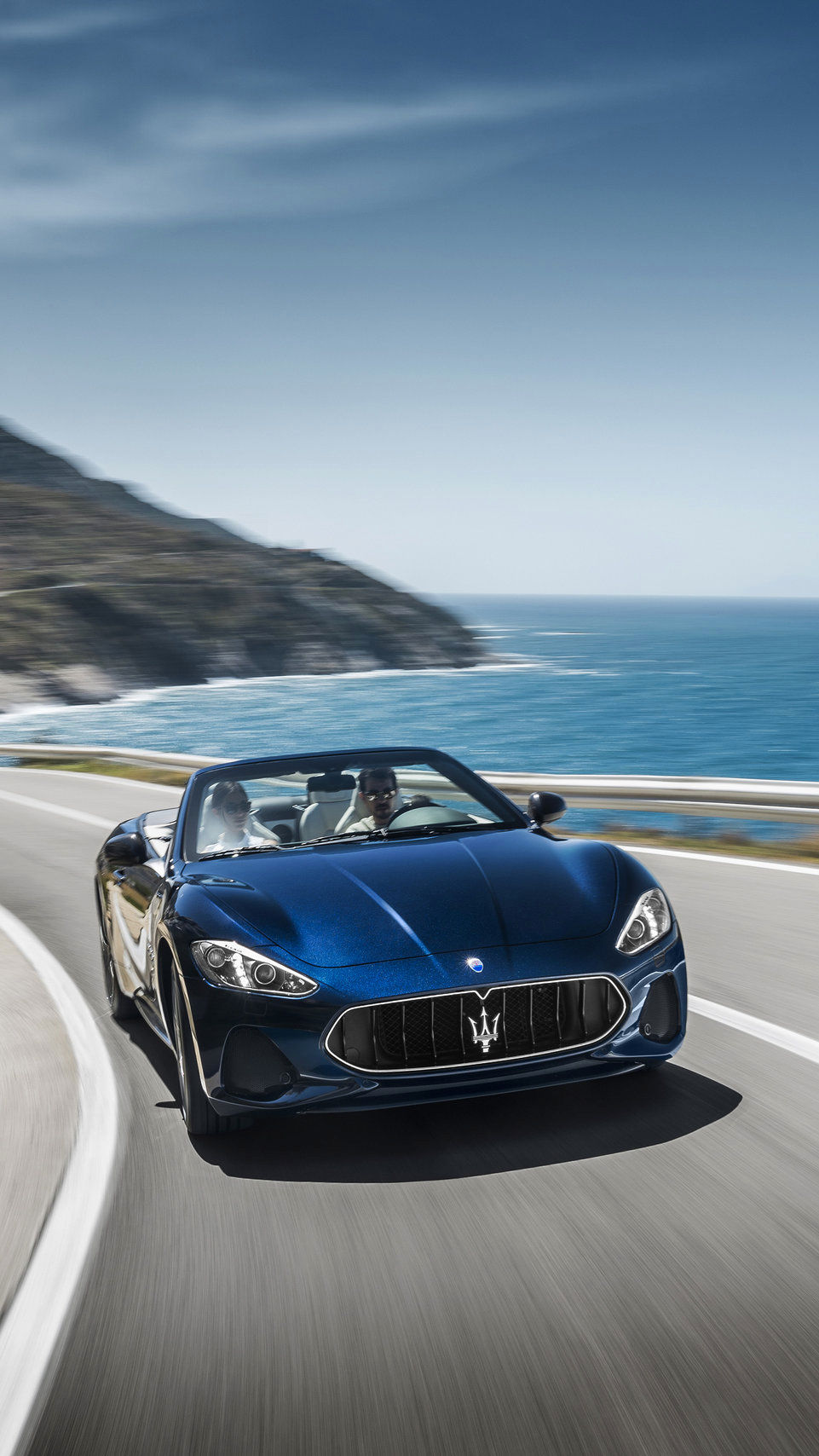 Maserati GranCabrio - in der Kurve - Landschaft am Meer