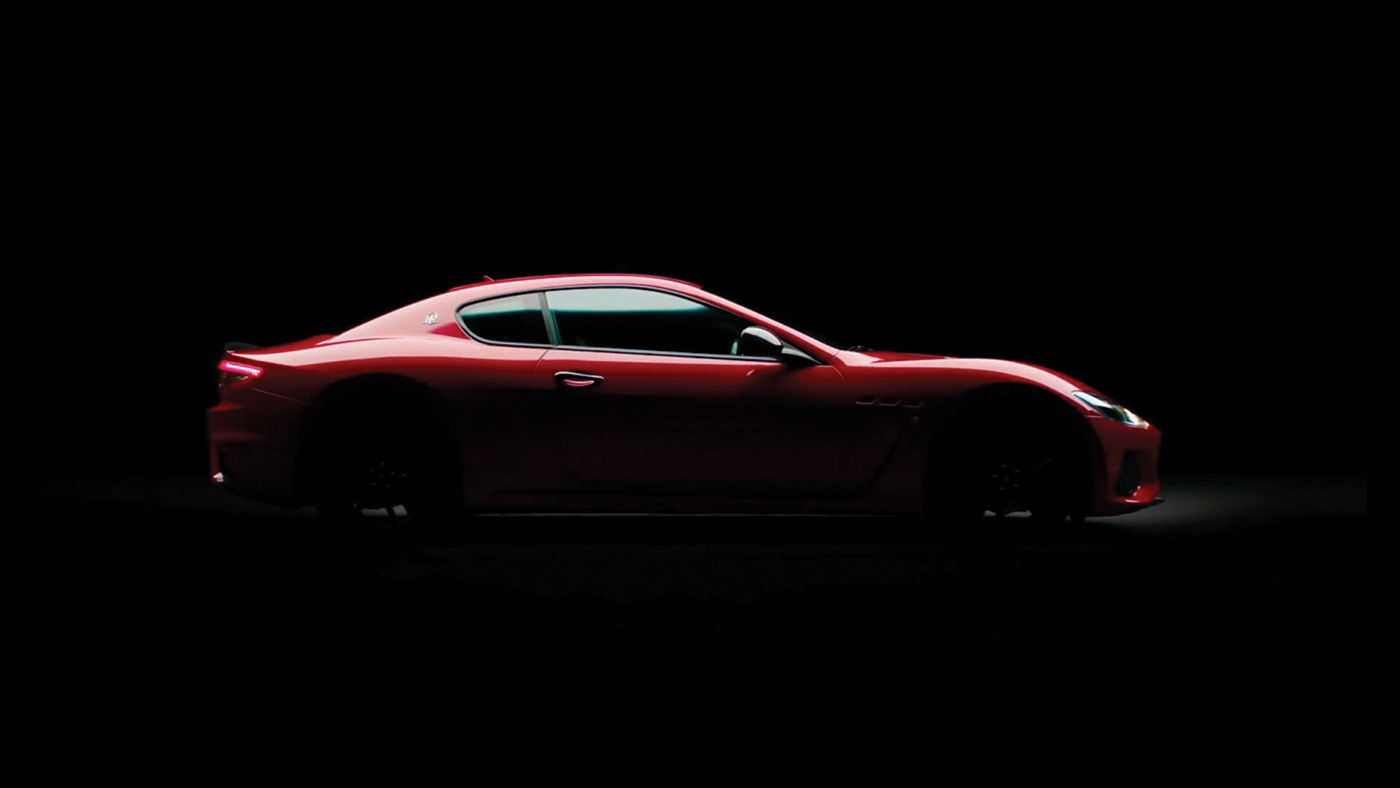 Maserati GranTurismo - Rot - Schwarzer Hintergrund - Seitenaufnahme