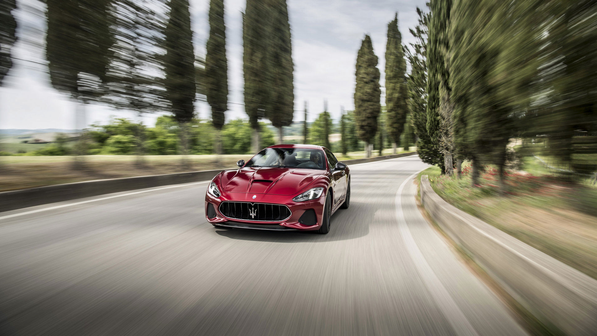 Maserati GranTurismo - Rot - auf der Straße - italienische Landschaft im Hintergrund