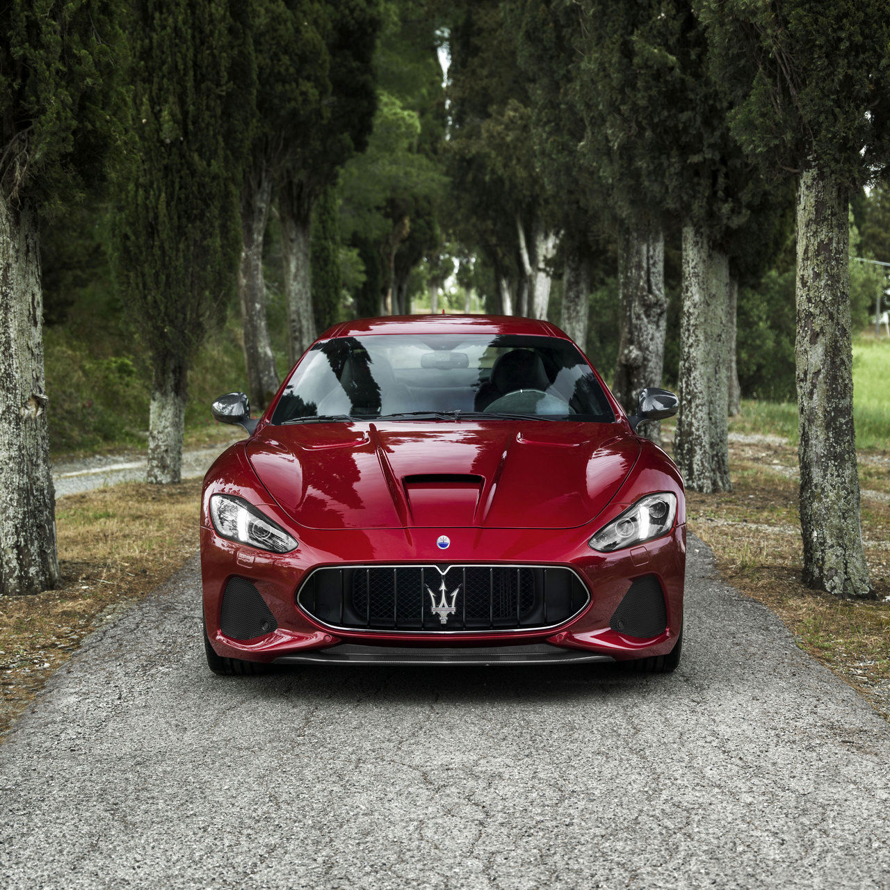 Maserati GranTurismo - Vue de face - Détails des phares et du logo du trident