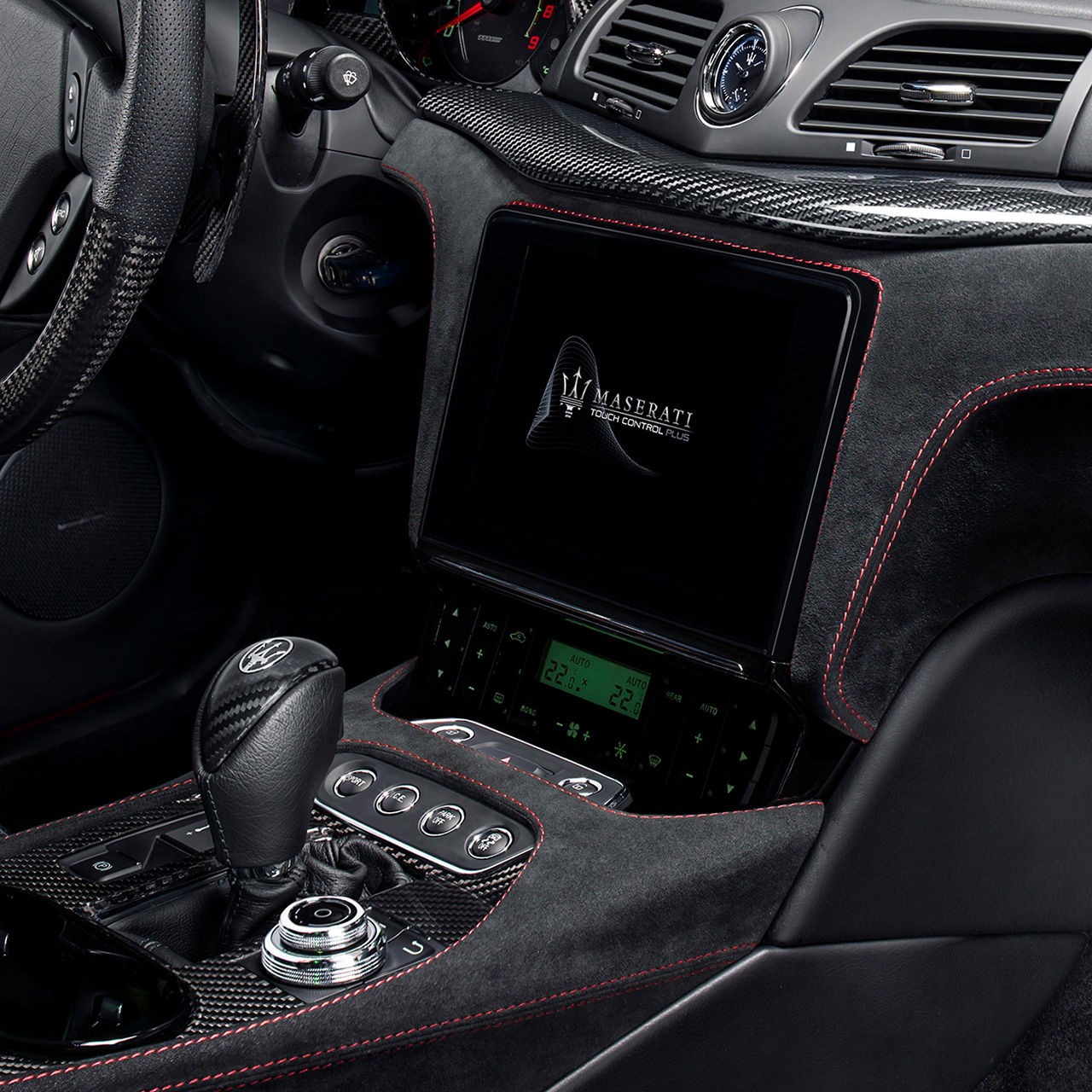 Interni Maserati GranTurismo - Dettaglio del display e del cambio - Infotainment e connettività