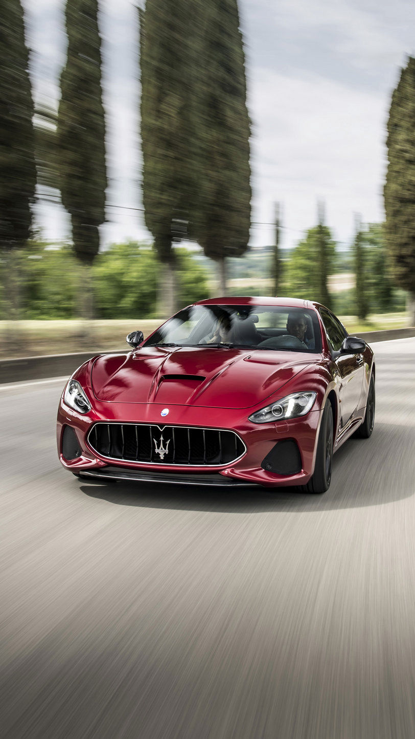 Maserati GranTurismo rossa in movimento su strada
