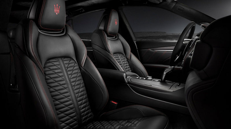 Levante Trofeo interior: black leather sport seats and red stitchings