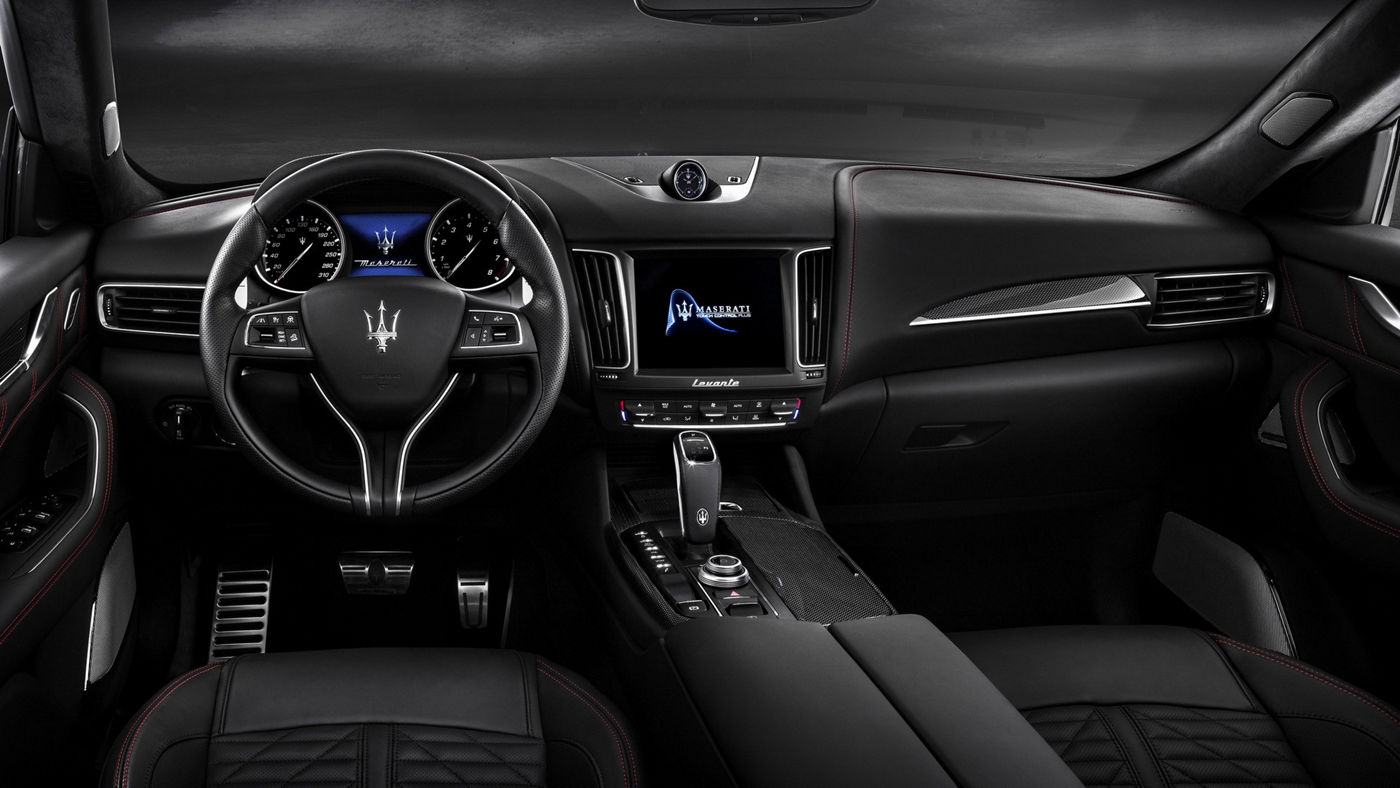 Maserati Levante Probefahrt: Schwarzer Maserati wird auf einer Landstraße getestet