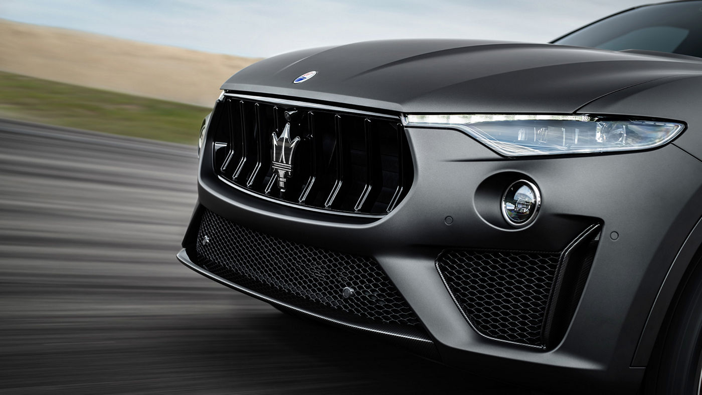 Levante Trofeo – chrome black front grille and adaptive headlights