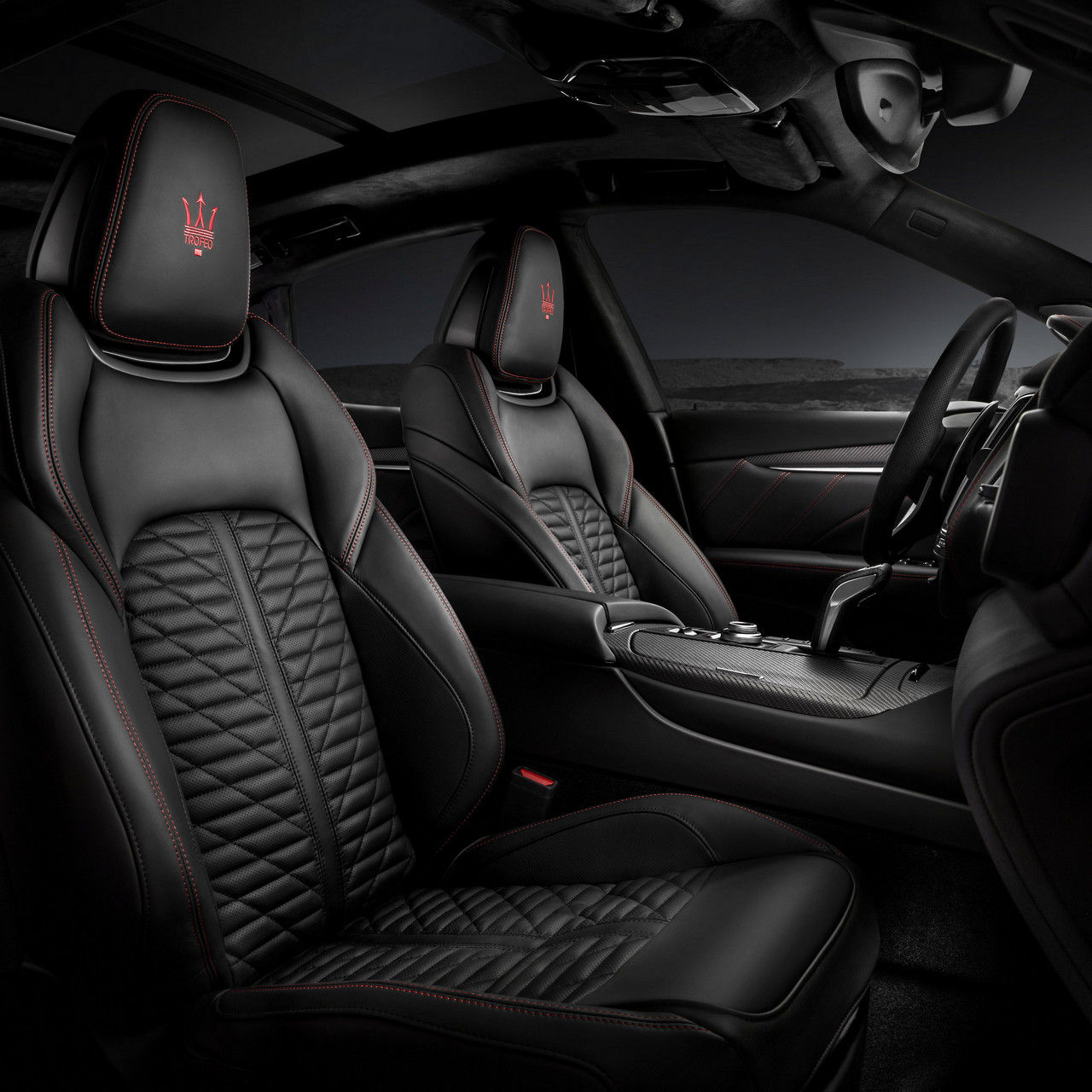 Levante Trofeo interior: black leather sport seats and red stitchings