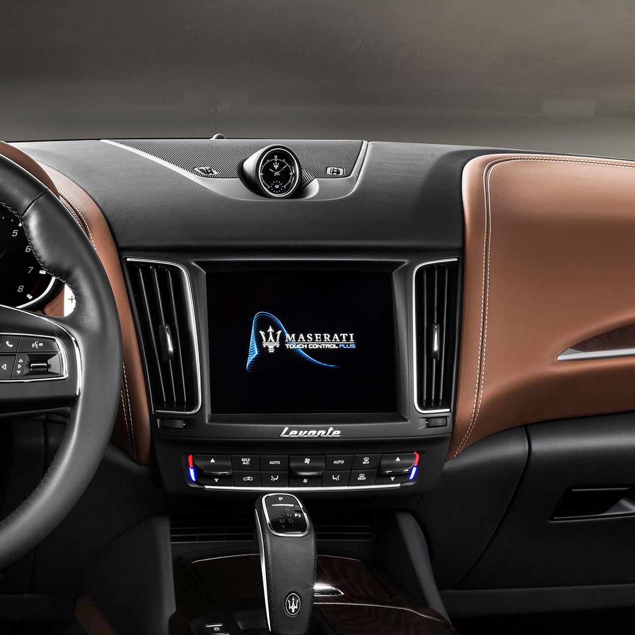 Maserati Levante - sistema di infotainment, display touchscreen e dettagli degli interni
