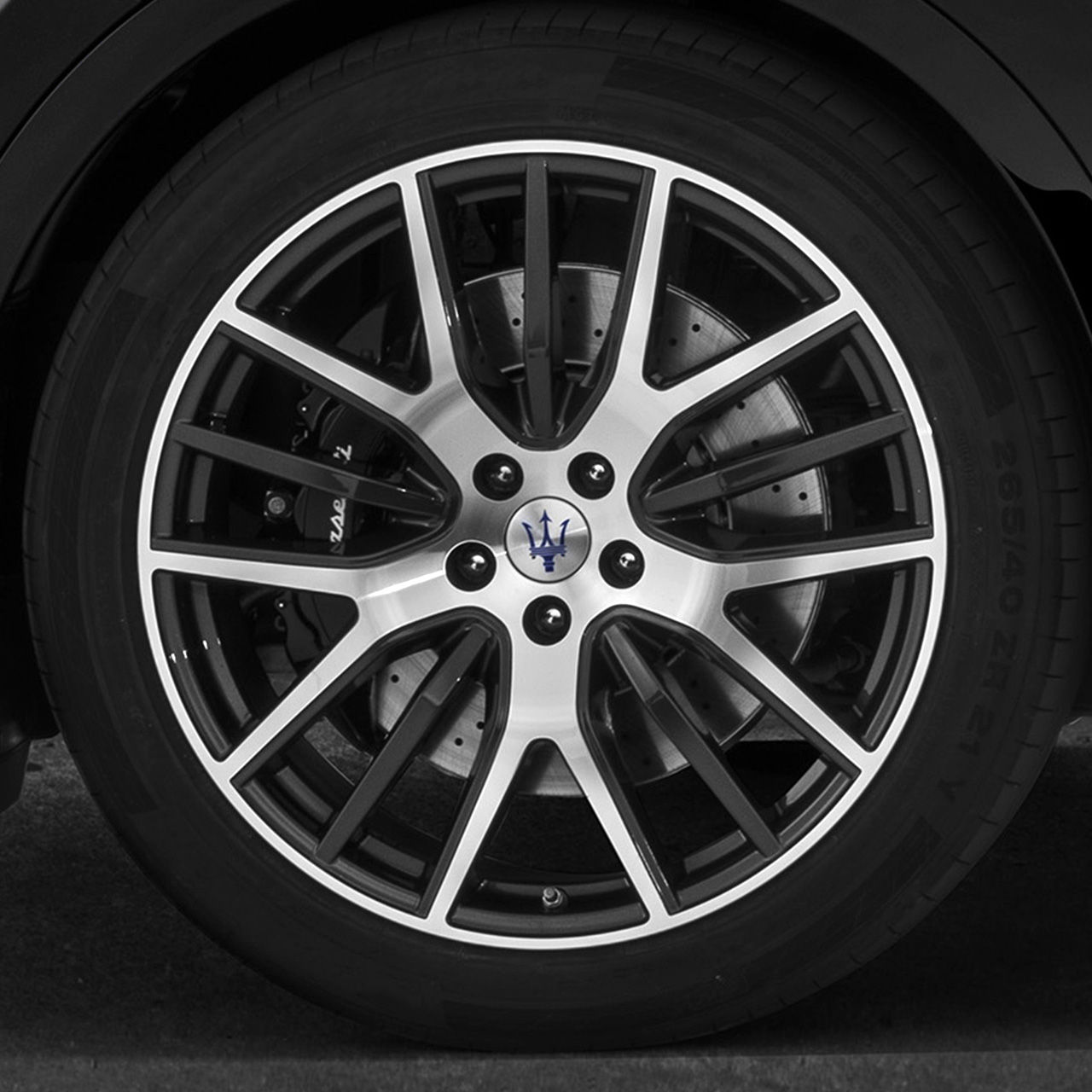 Maserati Levante - dettaglio dei cerchi in lega con logo del Tridente