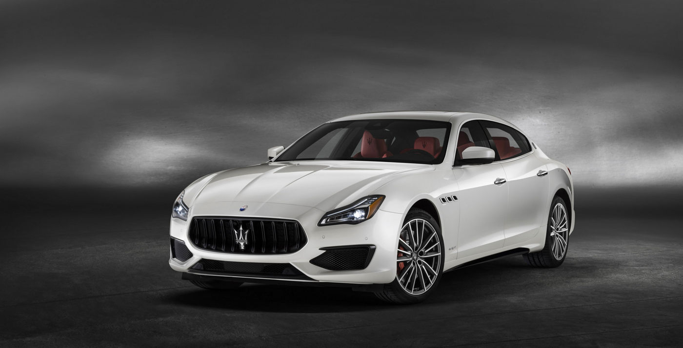 Quattroporte GTS – front view of the luxury sedan in Bianco color