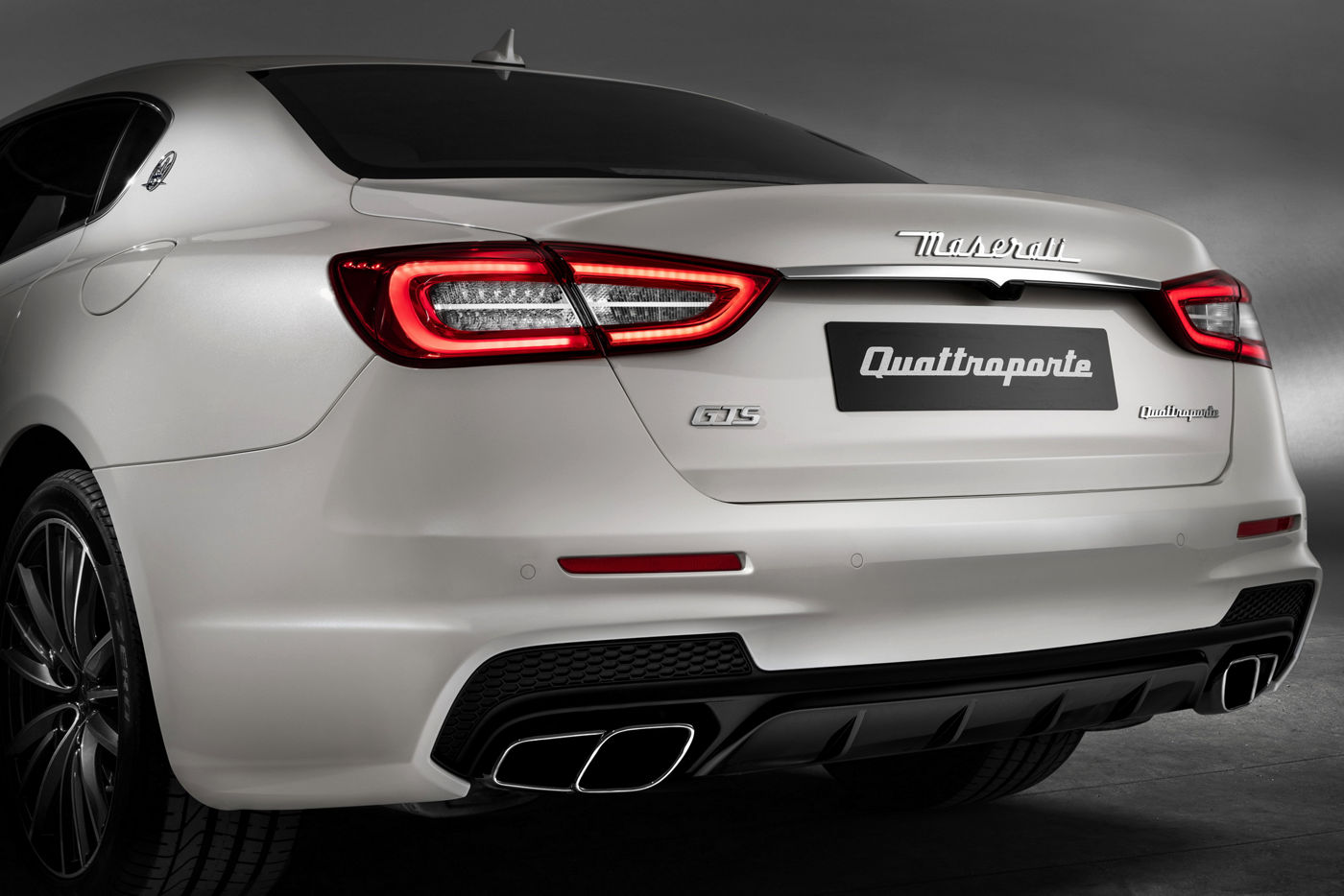 Quattroporte GTS – front view of the luxury sedan in Bianco color