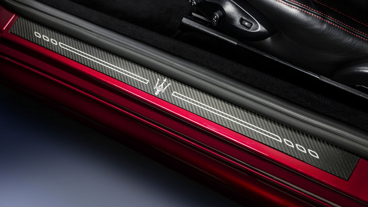 Maserati GranTurismo Rosso - battitacchi in fibra di carbonio
