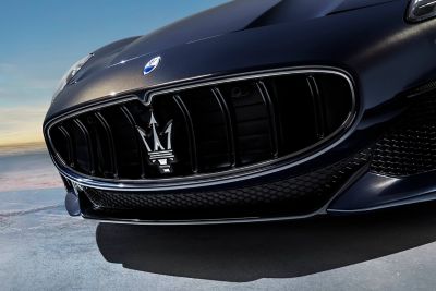 Der Kühlergrill des Maserati GranCabrio 2024 mit seinen modernen Linien und LED-Leuchten