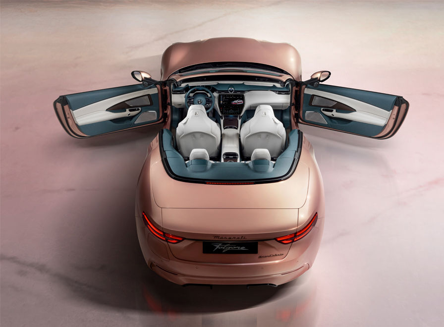 Das Maserati GranCabrio Cabrio in der Draufsicht mit geöffneten Türen, die den Blick auf das luxuriöse Design des Innenraums freigeben.