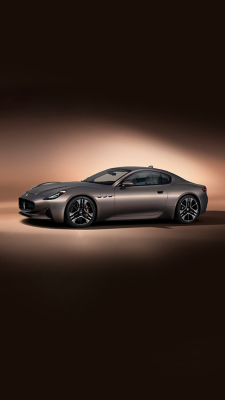 Chiếc xe Maserati GranTurismo là biểu tượng của sự sang trọng với dáng vẻ đầy cuốn hút. Hãy xem hình ảnh nó để trải nghiệm cảm giác ngồi trên tay lái của chiếc xe này. 