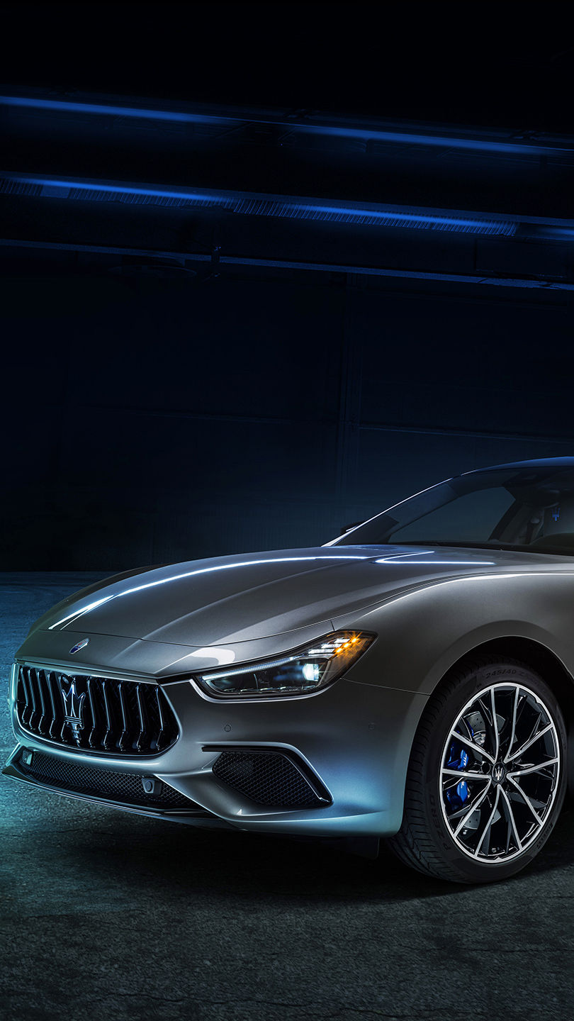 Maserati Ghibli Hybrid - Grau - seitliche Frontansicht