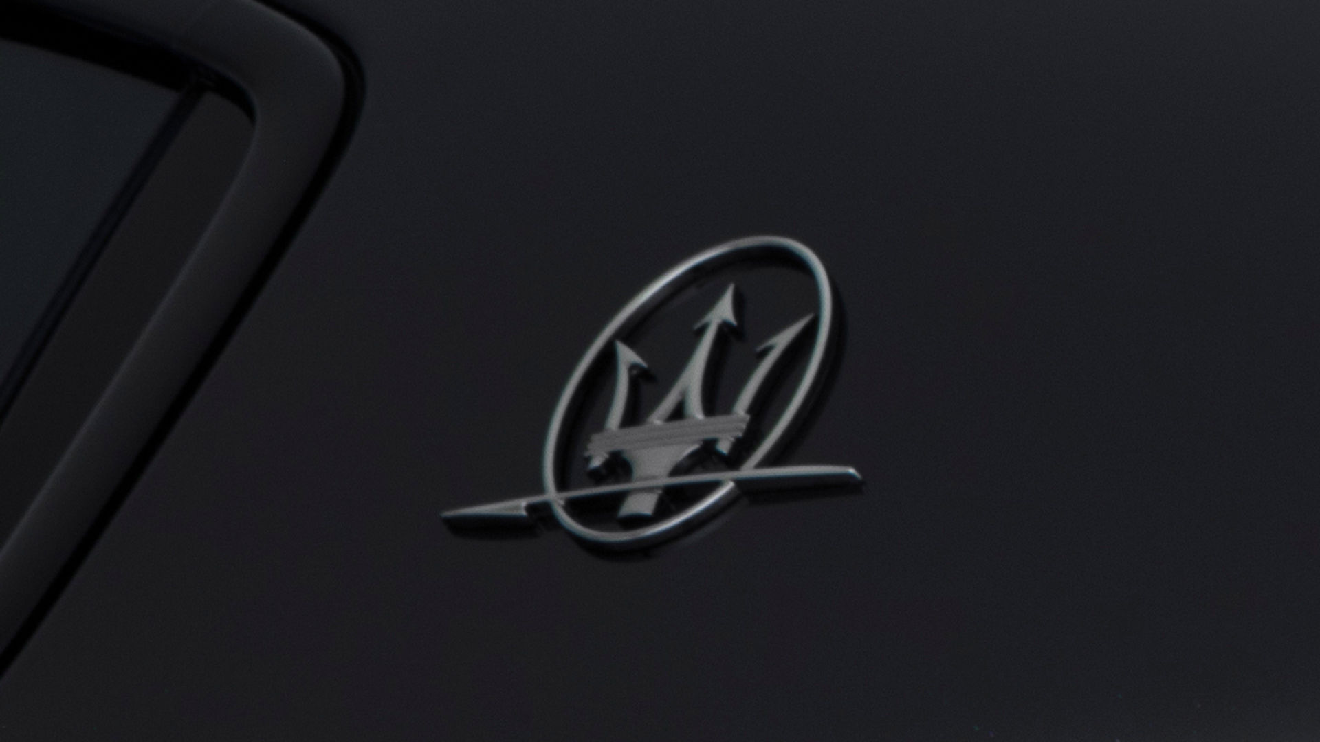 Detailansicht Maserati Dreizack Logo - Ghibli Geschichte