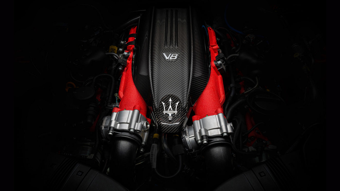 Motore V8 nero e rosso di Maserati Ghibli Trofeo