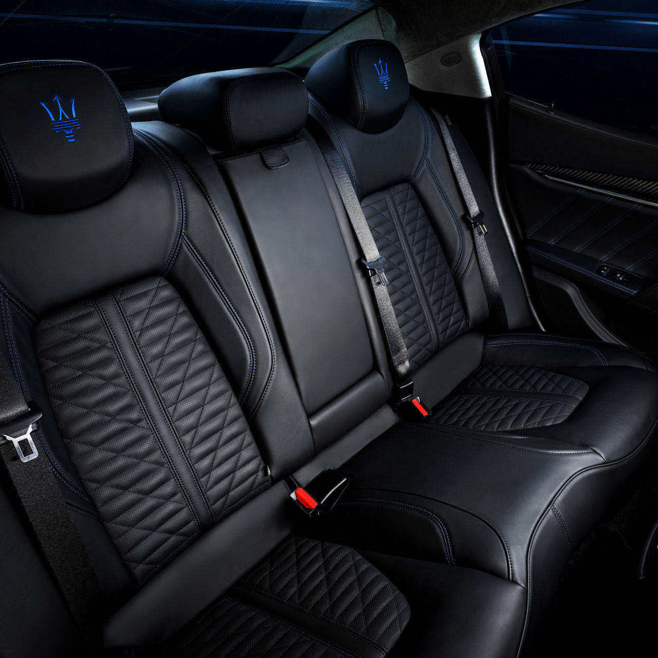 Détail des sièges arrière en cuir d'une Maserati Ghibli Hybrid